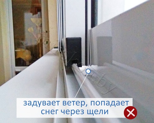 отсутствует уплотнитель алюминиевой рамы